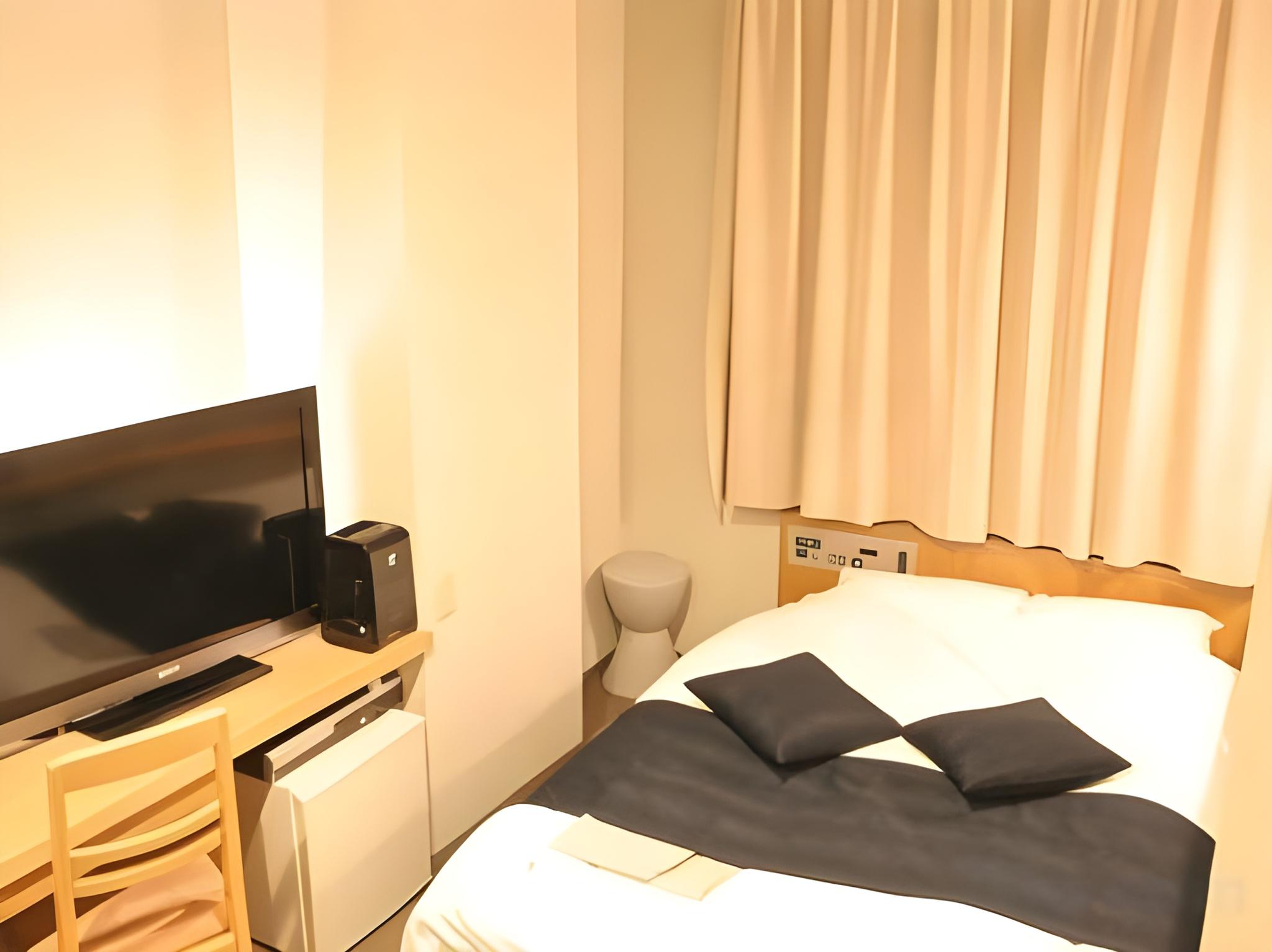 Room, Twin Beds, Bathtub