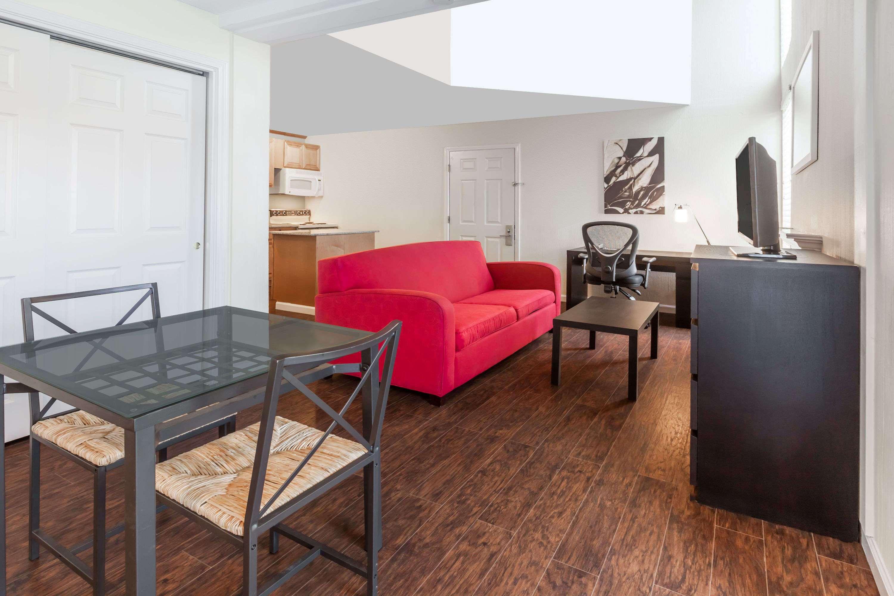 Hawthorn Extended Stay by Wyndham Dallas 8/14