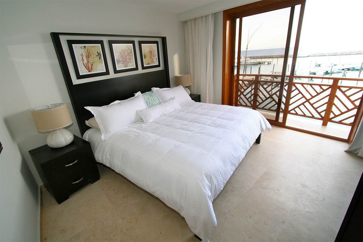 جناح ديلوكس بسرير كوين بإطلالة على البحر بغرفة نوم واحدة مع أريكة بمطبخ صغير، The Bannister Hotel and Yacht Club 5/5