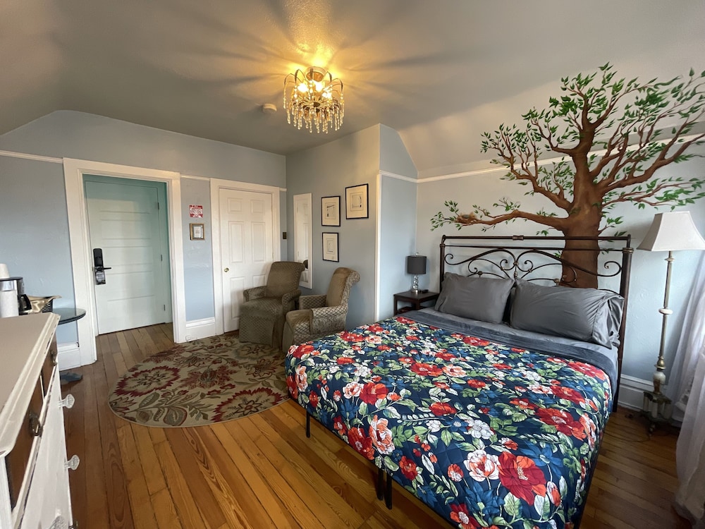 Augusta, Queen Bed