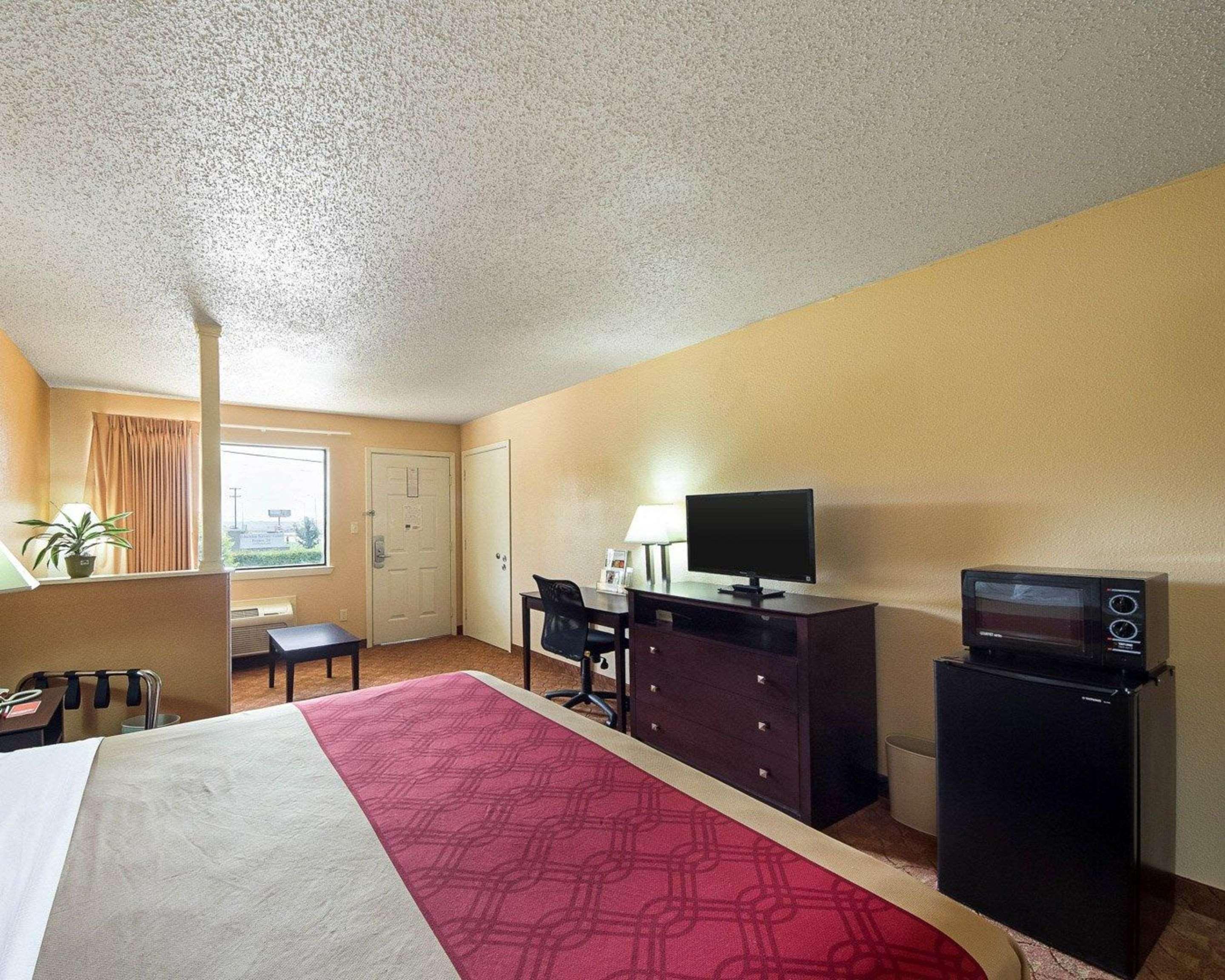 جناح بسرير كينج للمدخنين، Econo Lodge Inn & Suites San Antonio near Frost Bank Center 3/3