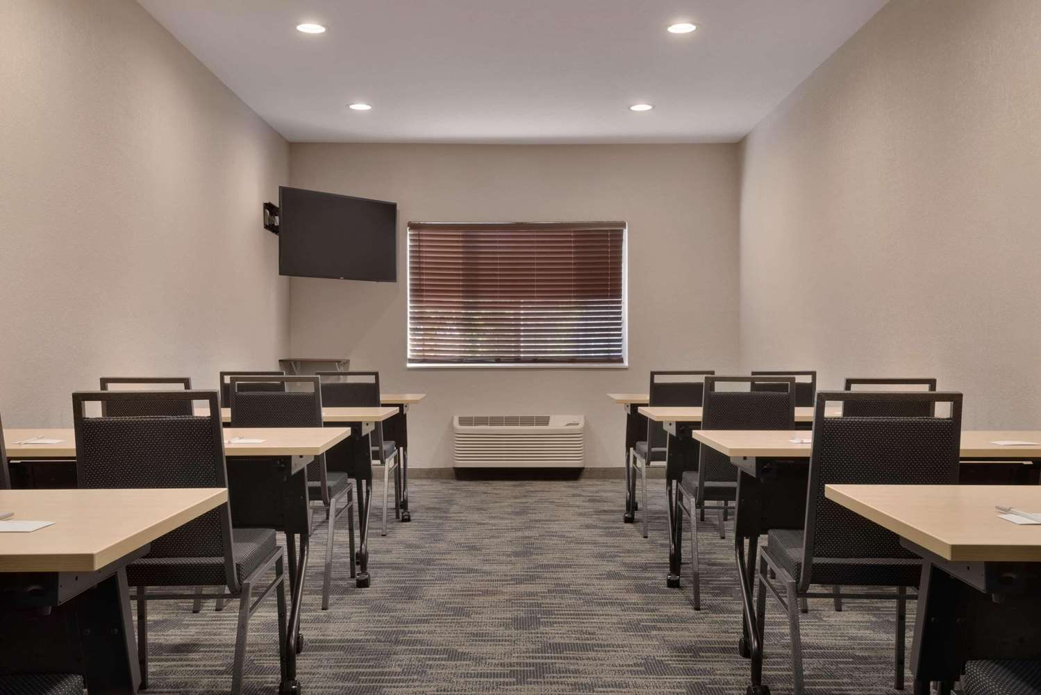 Country Inn & Suites by Radisson, Brookings, SD 33/39
