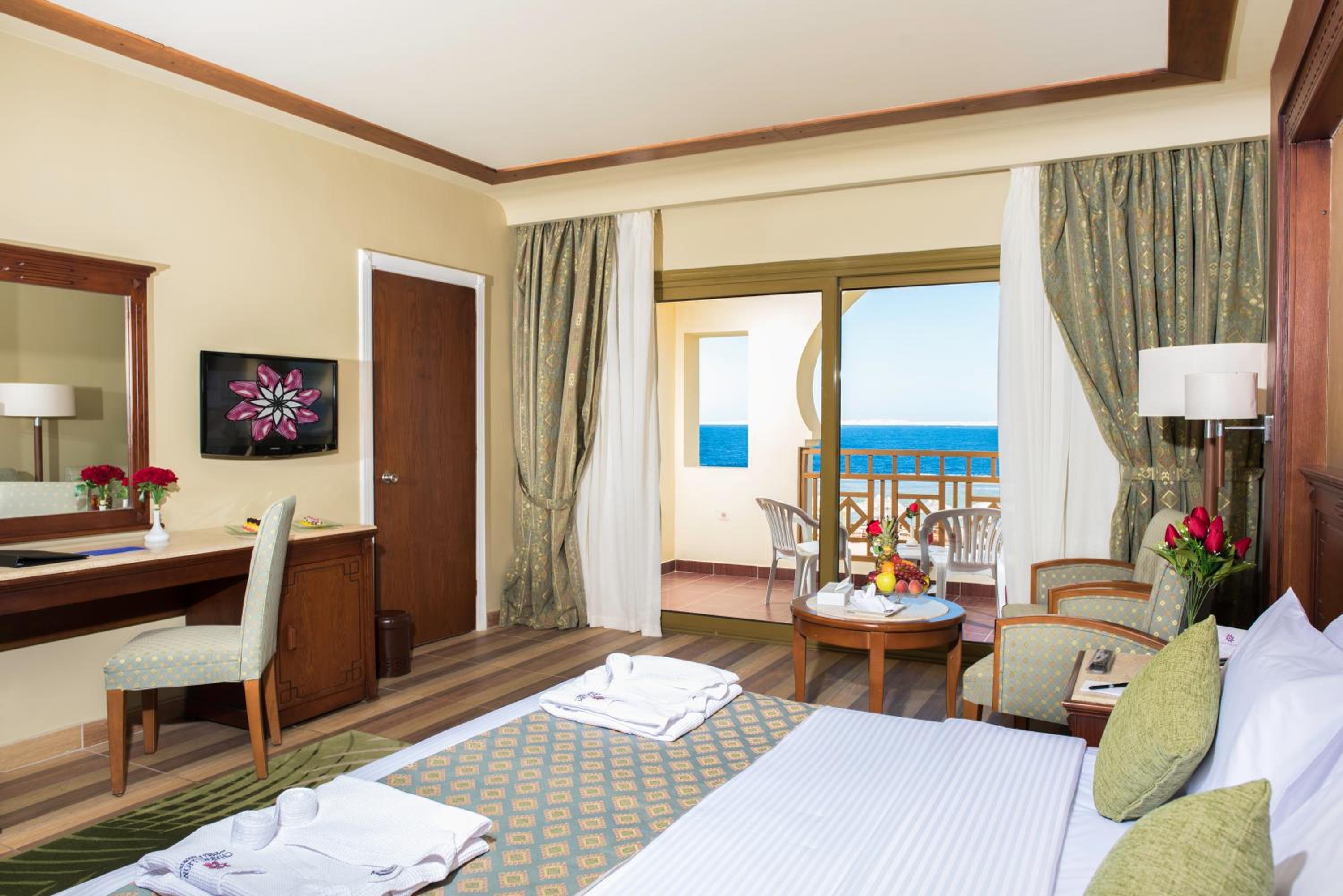Junior Suite Beach Front، Charmillion Club Resort 4/8