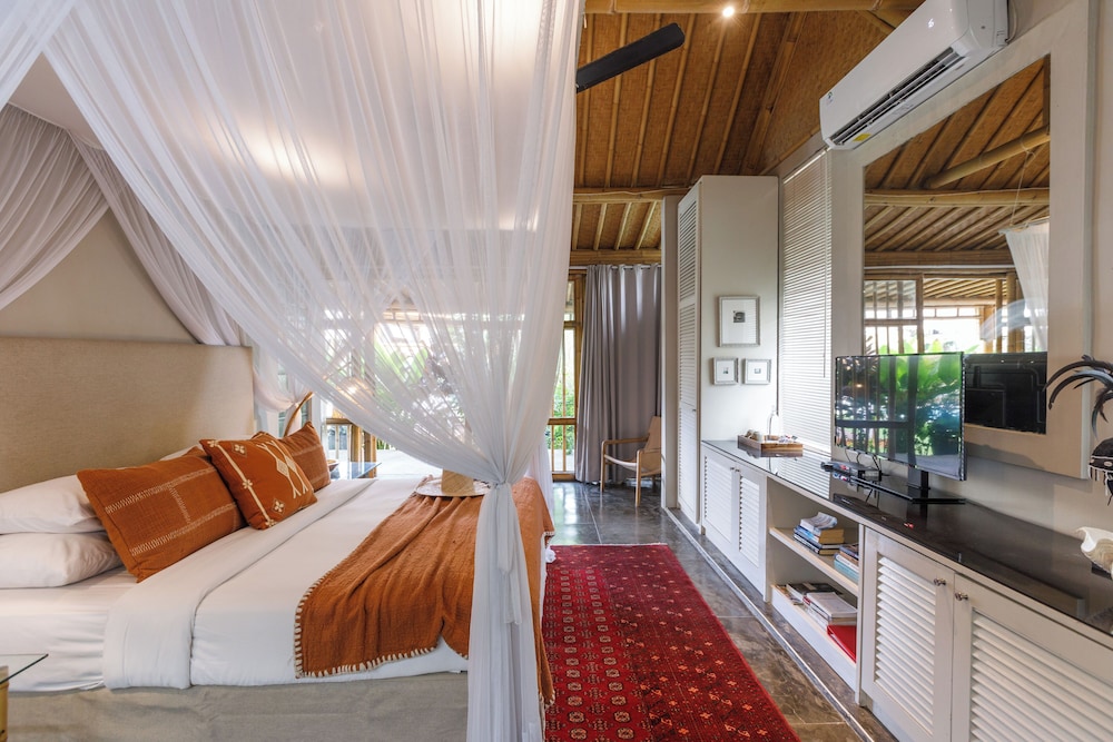 DELUXE, DOUBLE OR TWIN BED, POOL VIEW