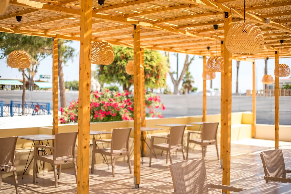 Atma Beach Rooms & Suites 18/27