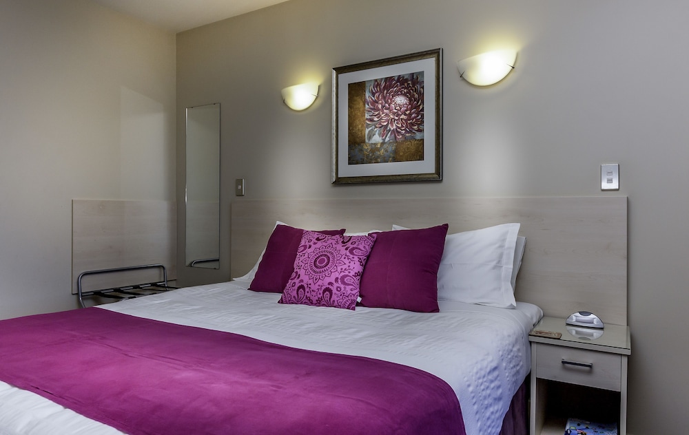 166 Majestic Court Motel 16/48