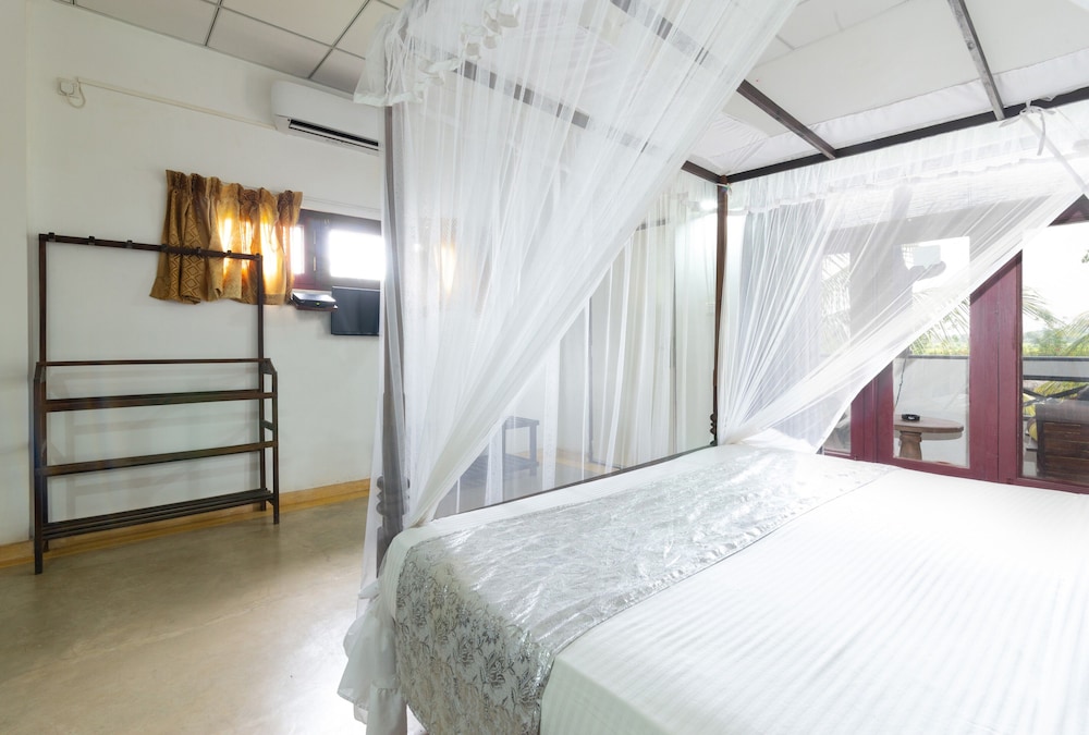 DELUXE, DOUBLE OR TWIN BED