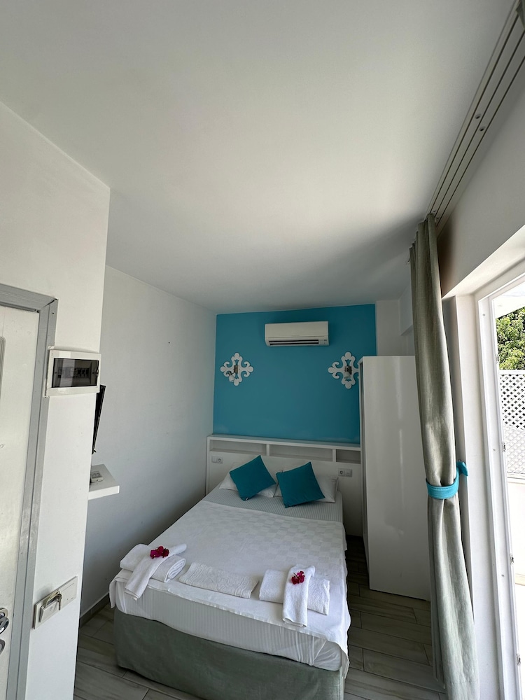STANDARD, PARTIAL SEA VIEW, BALCONY