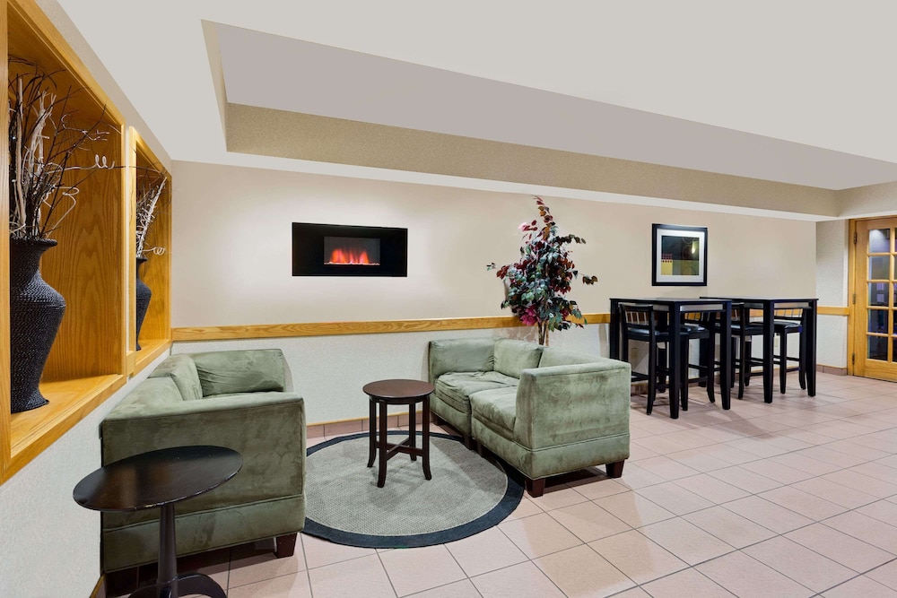 Ramada by Wyndham Marquette 37/59