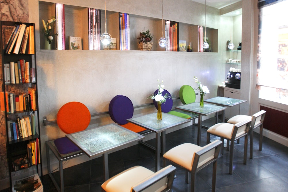 Apostrophe Hotel 42/45
