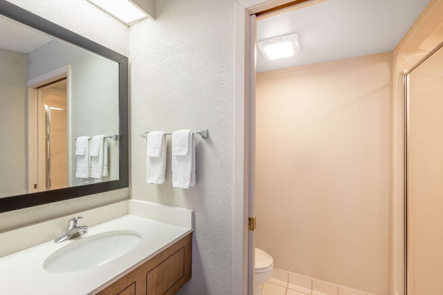 Days Inn by Wyndham Eagan Minnesota Near Mall of America 22/26