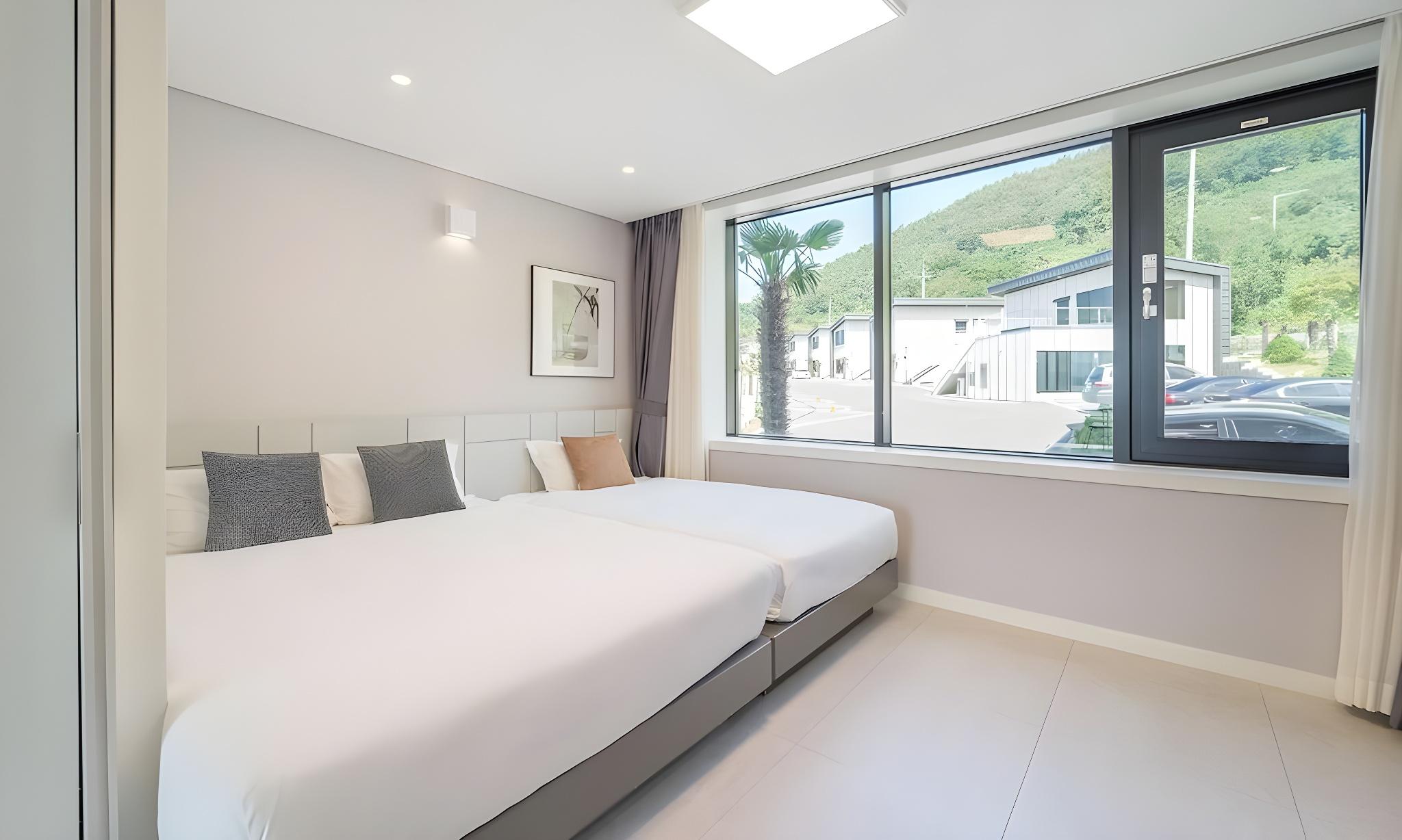 Study, Twin Beds, Ocean View, Pool Access