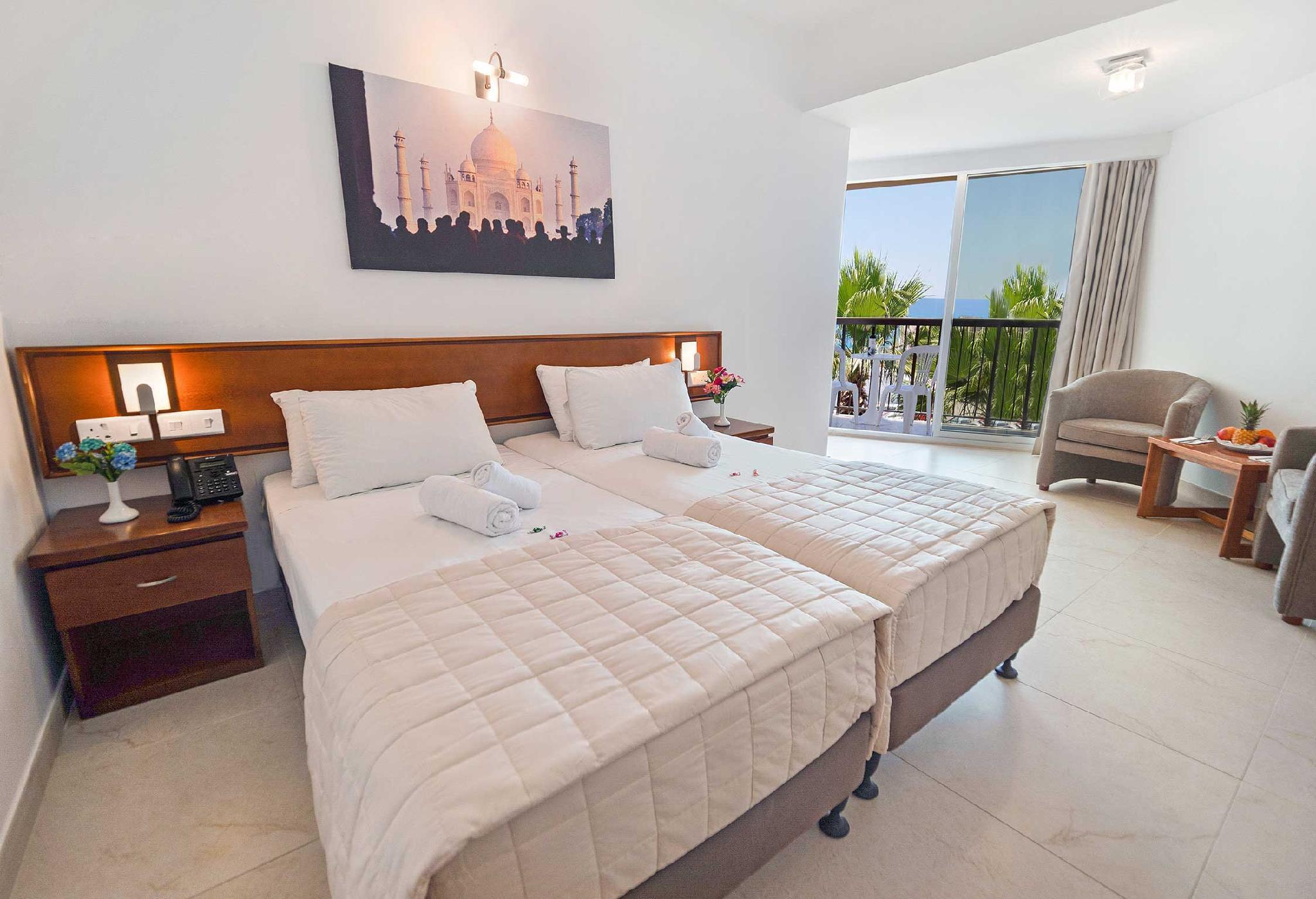 Twin or Double Room - Side Sea View