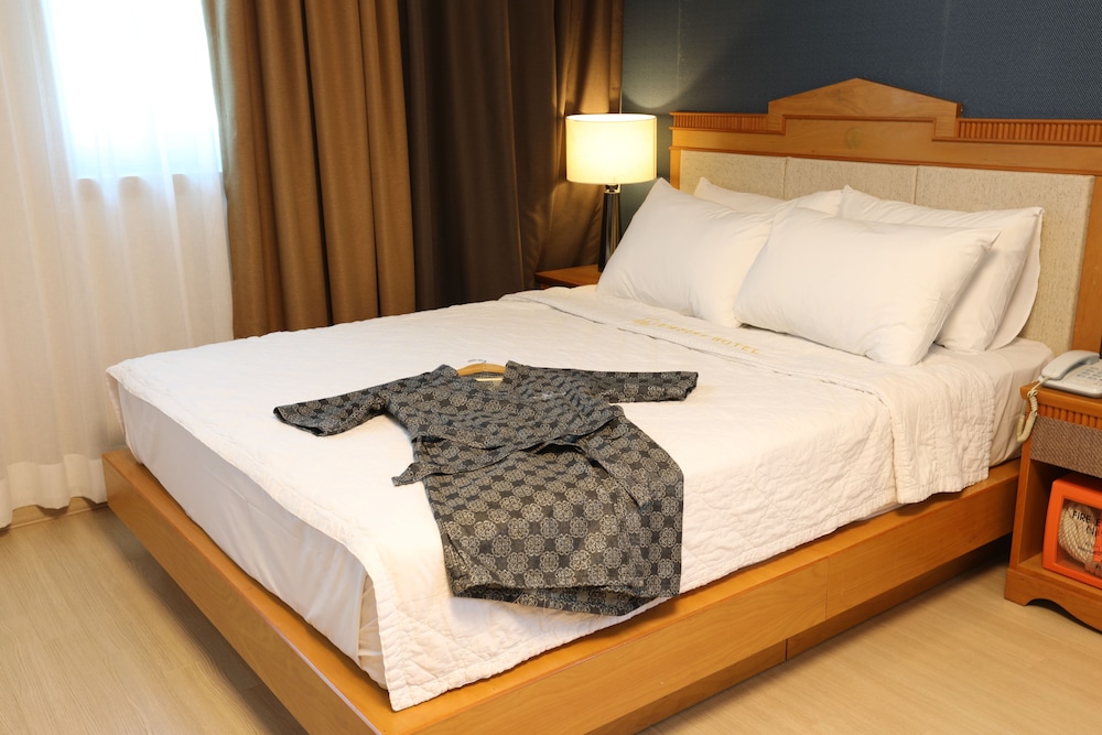 Empire Tourist Hotel 12/33