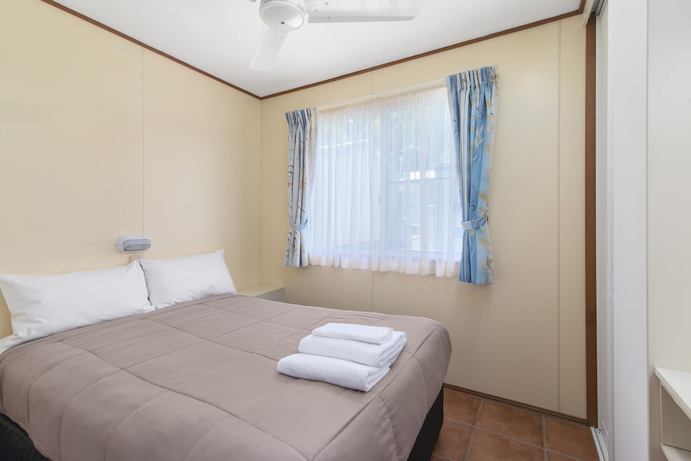 ASHMORE PALMS HOLIDAY VILLAGE 21/78