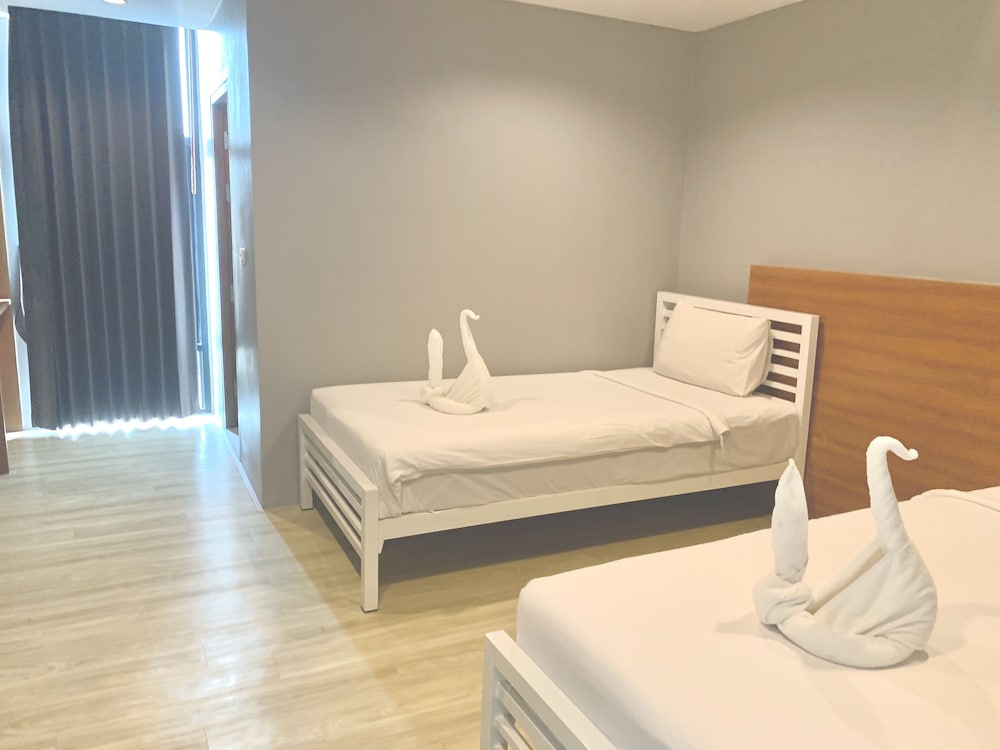 ROOM, TWIN BEDS