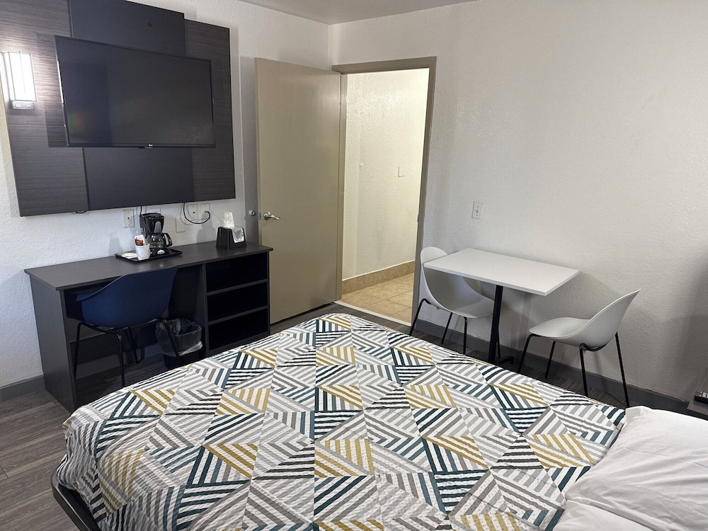 Studio6 Grand Prairie, TX 38/60