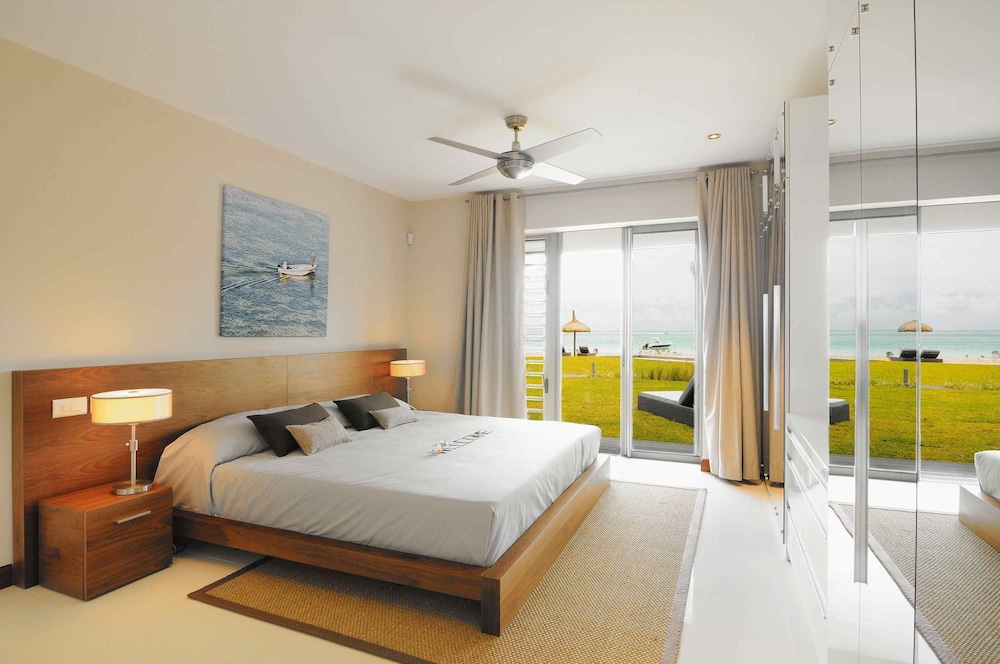 Paradise Beach by Horizon Holidays 12/71