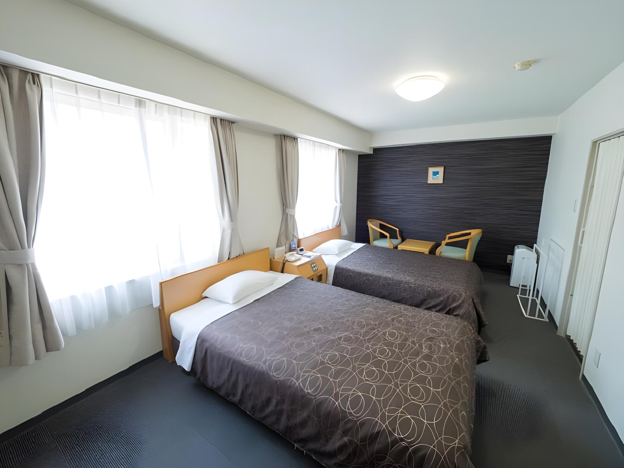 SINGLE ROOM