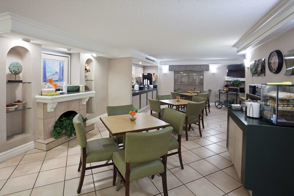 La Quinta Inn Omaha West 29/29