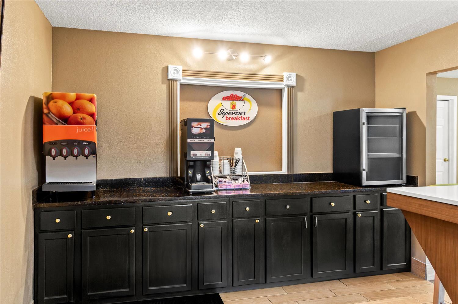 Super 8 by Wyndham Cincinnati/Springdale OH 5/17