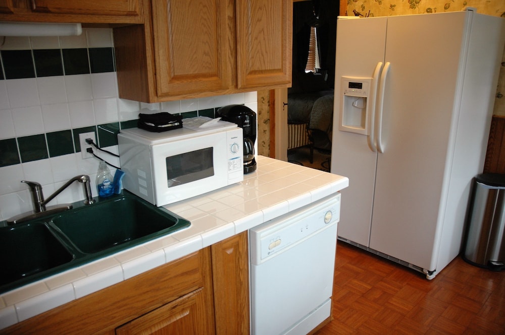 South Broadway Manor Bed and Breakfast 63/72