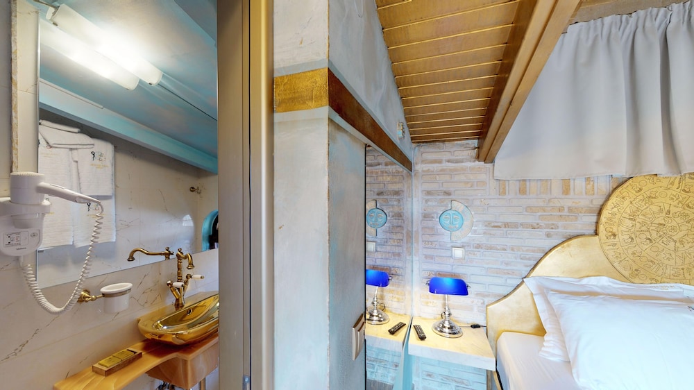جناح ملكي بسرير كوين بإطلالة على البحر، Leda Suites 8/9