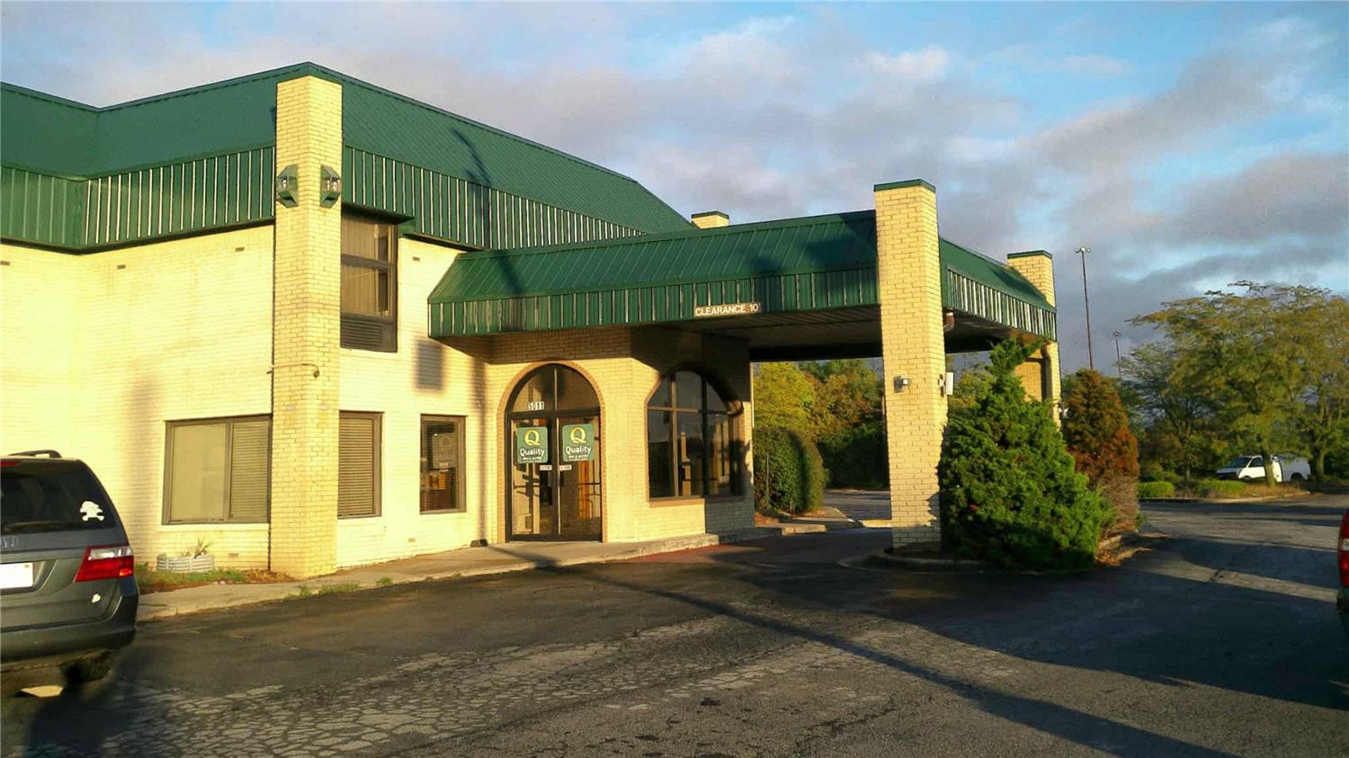 Lafayette Inn & Suites 45/48