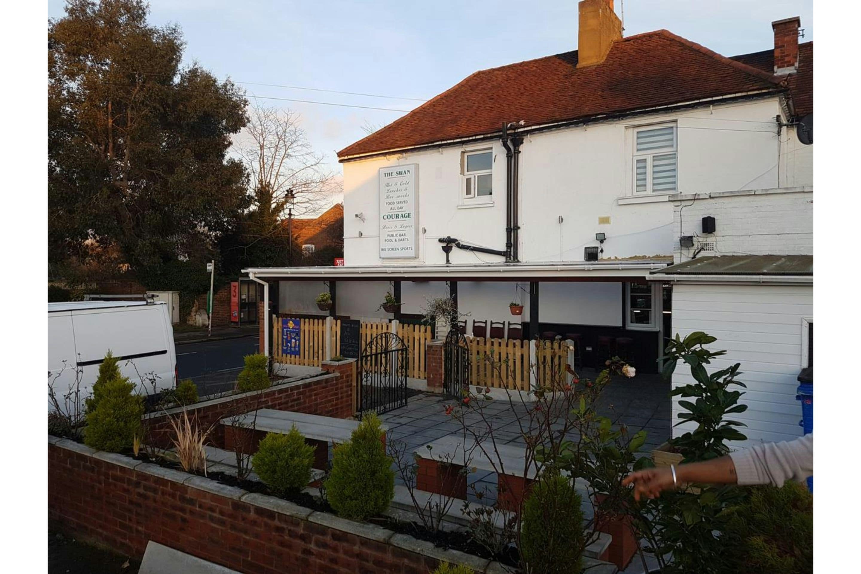OYO Swan Inn, Heathrow Airport in STAINES