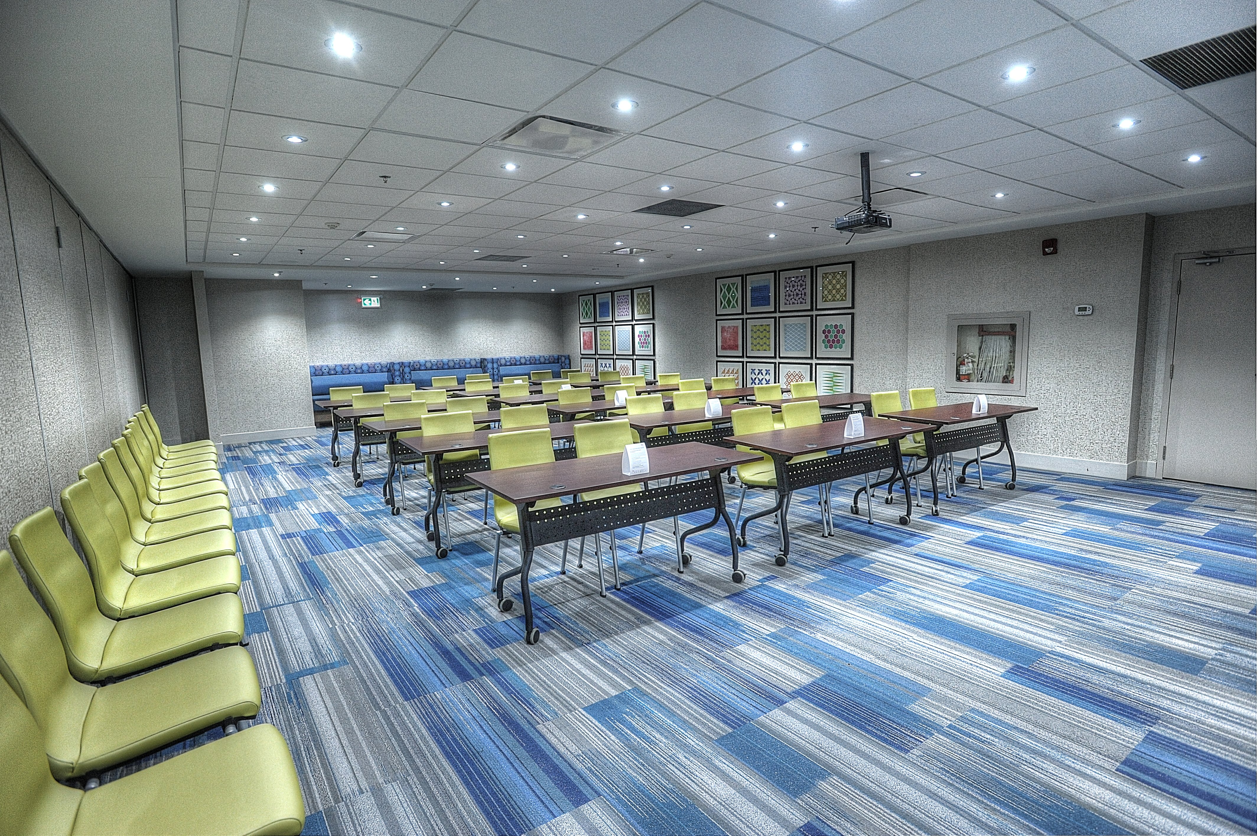 Holiday Inn Express Suites Toronto Airport West 48/55