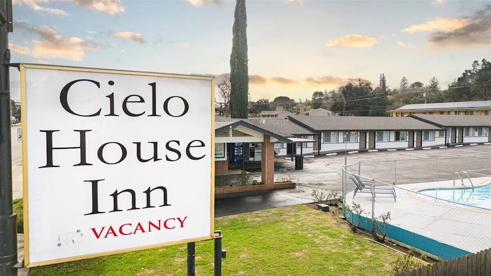 Cielo House Inn 3/35