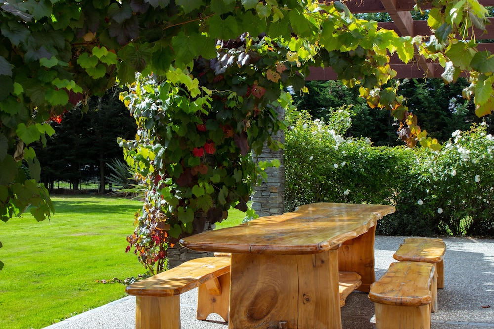 QUEENSTOWN COUNTRY LODGE 46/54