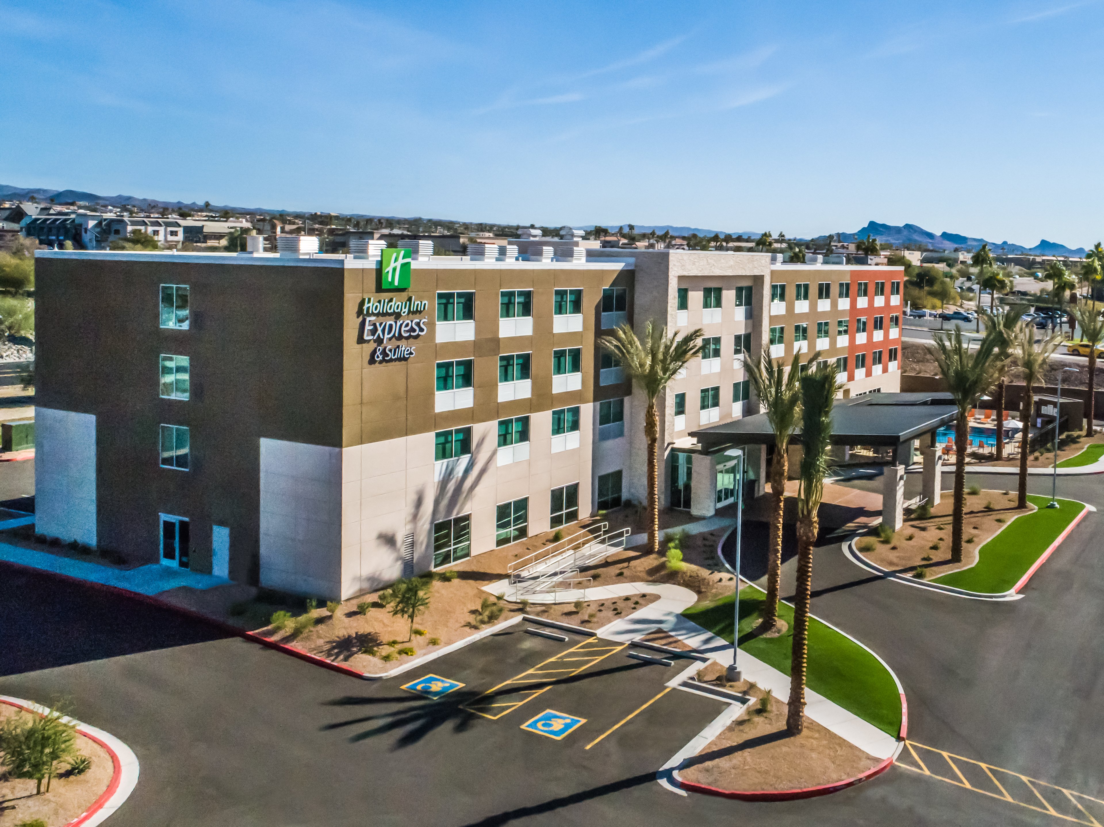 Holiday Inn Express & Suites Lake Havasu - London Bridge 58/63