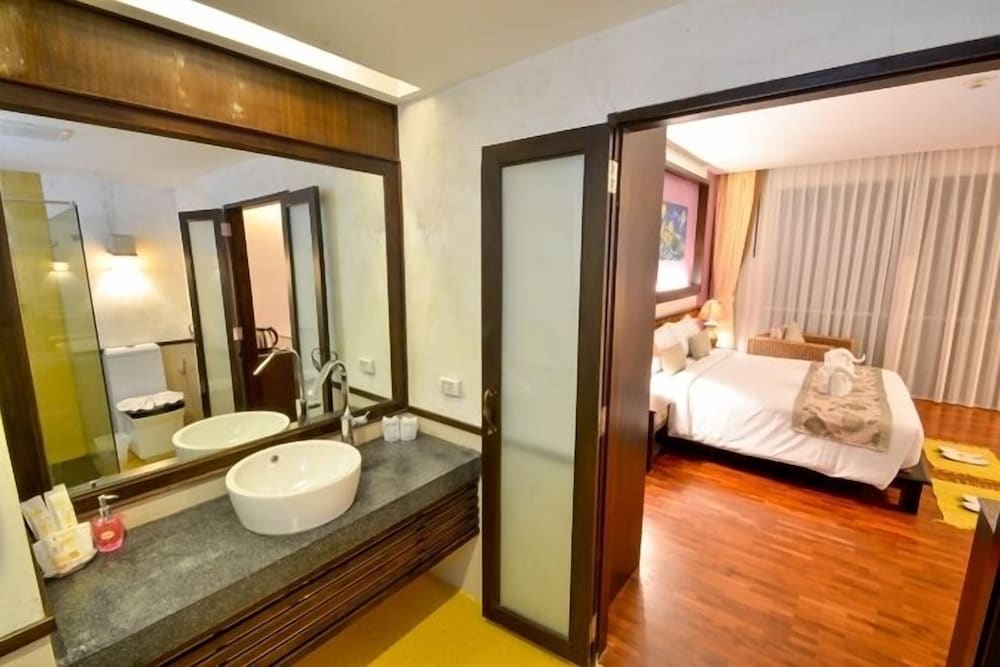 DELUXE, DOUBLE BED