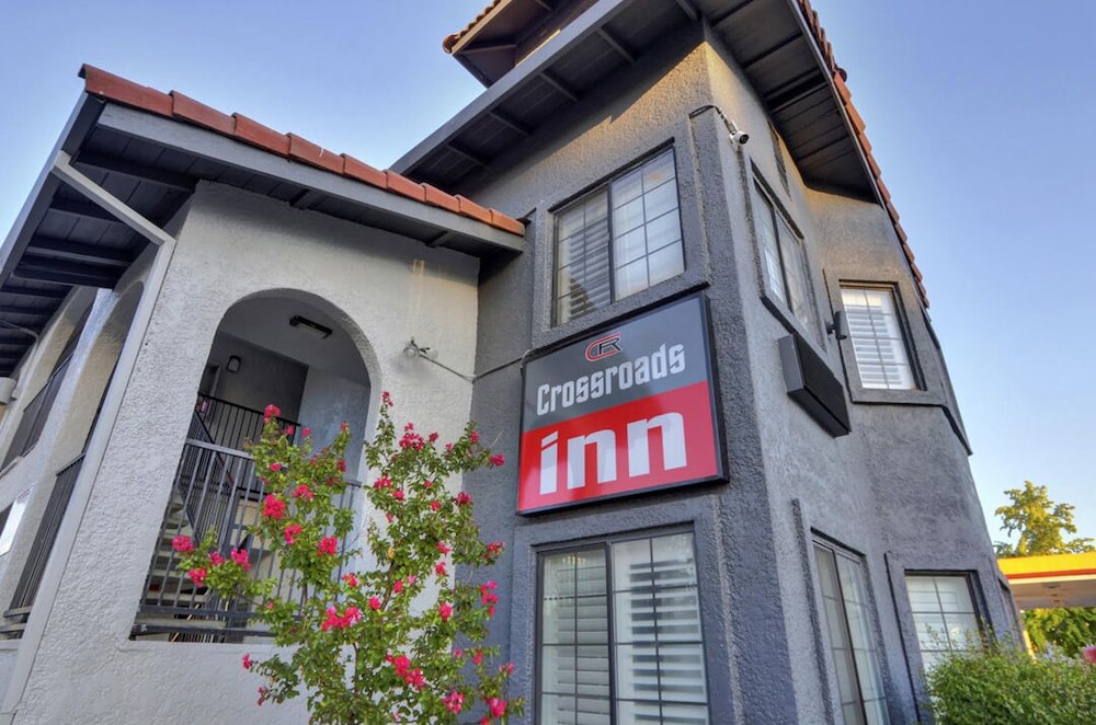 Crossroads Inn 3/39