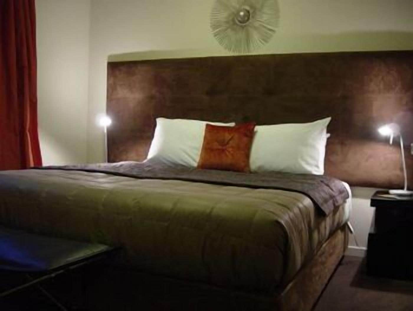 PREMIER, SUITE, JETTED TUB