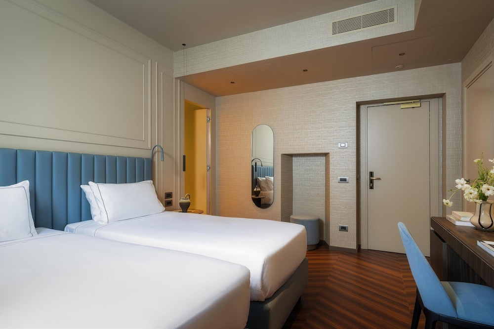 DELUXE, TWIN BEDS