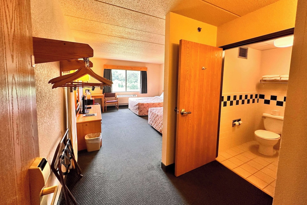 Shell Lake Lodge, a Travelodge by Wyndham 33/55
