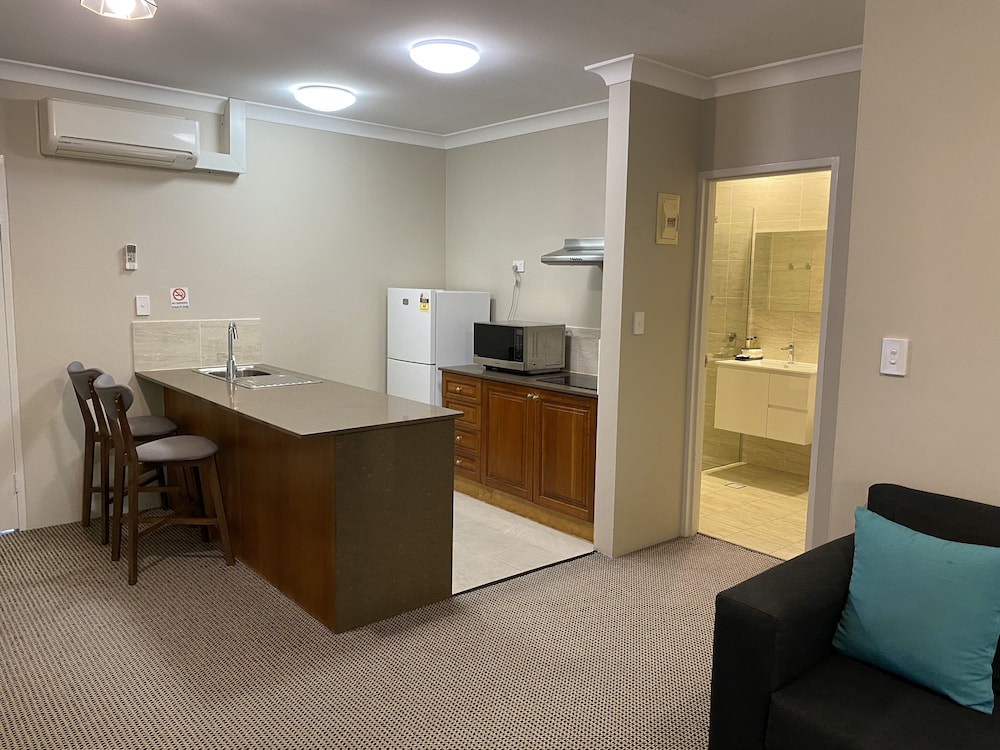 Belmore All-Suite Hotel 44/54