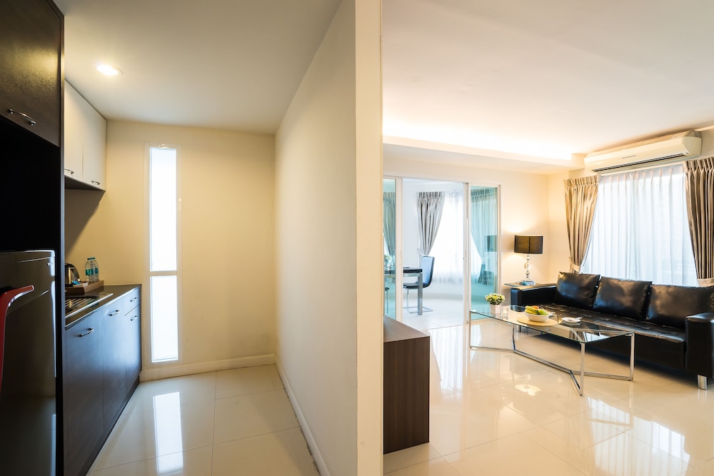 Beyond Suite Hotel 53/73