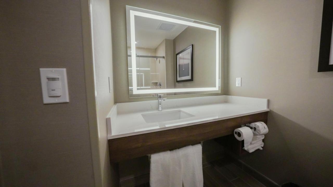 غرفة بسريرين كوين بإطلالة على الفناء، La Quinta Inn & Suites by Wyndham Santa Cruz 5/6