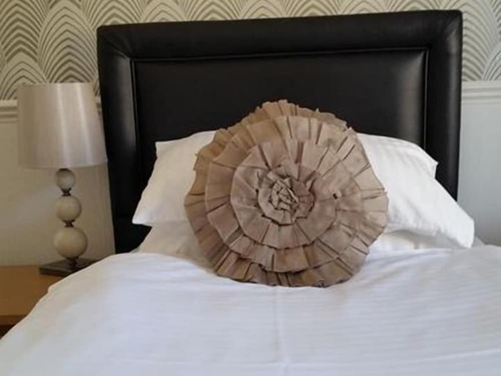 Gallery Guesthouse 8/24