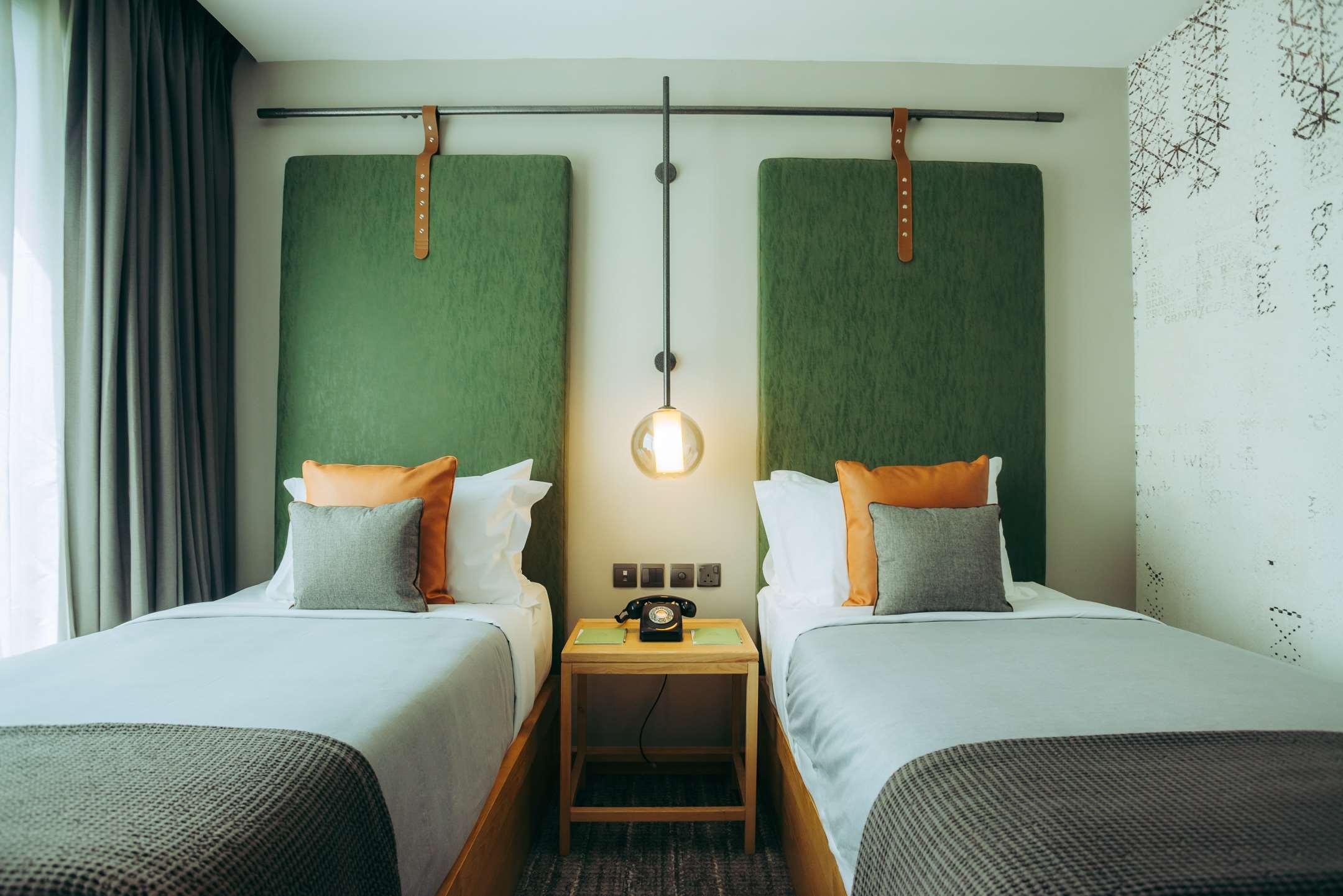 ROOM, TWIN BEDS