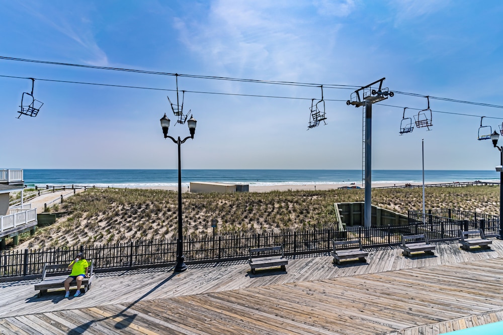 Boardwalk Sand & Surf Inn Oceanfront 47/55