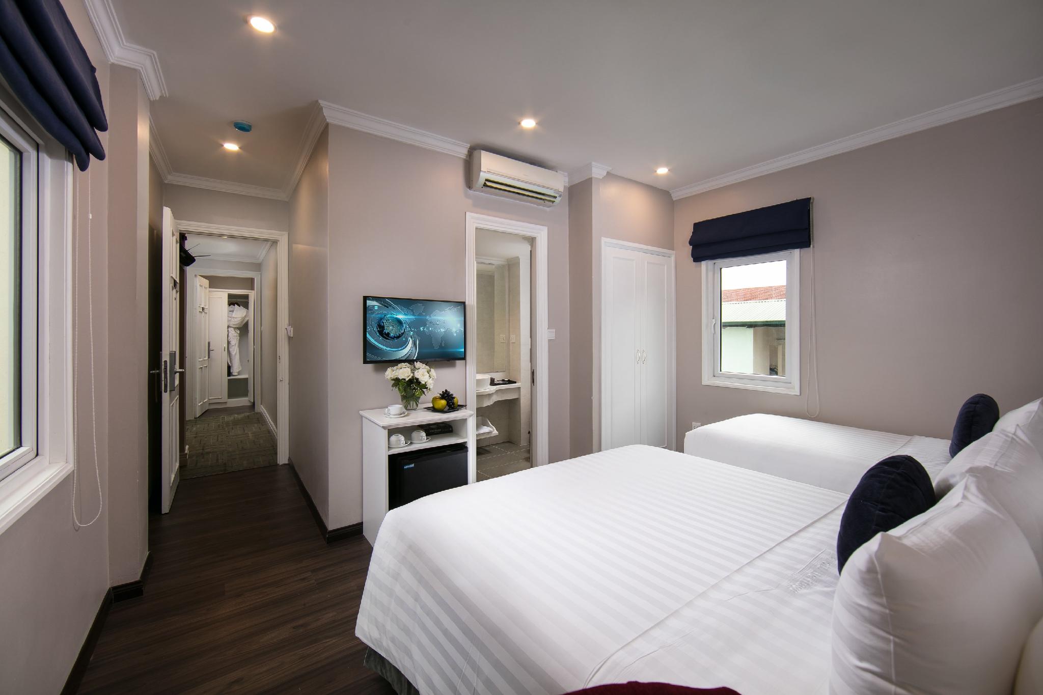 Deluxe, Triple, King Bed