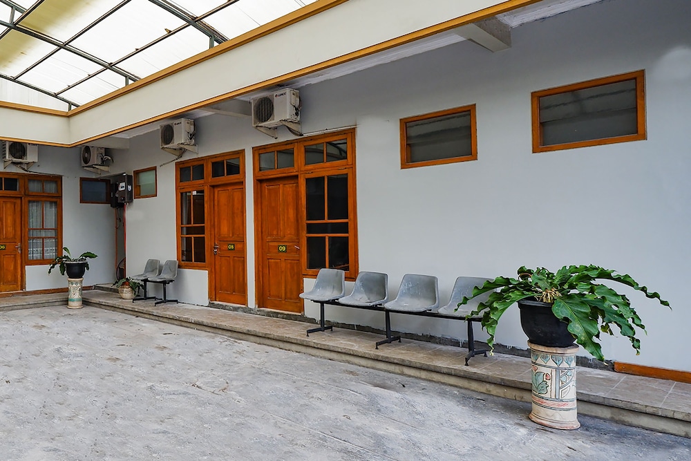 OYO 2737 D'Kost 25/37