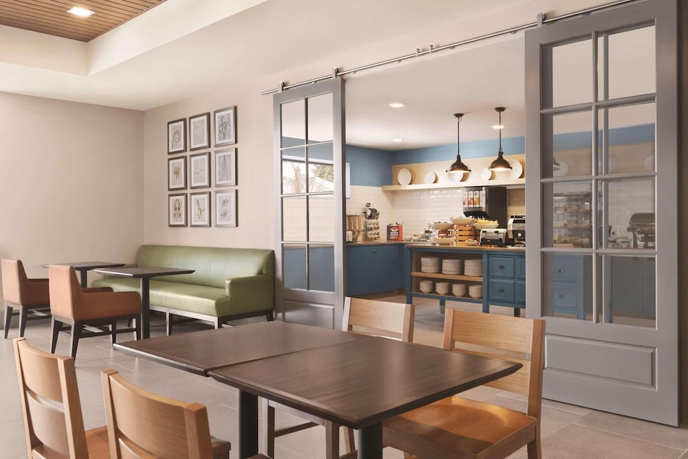 Country Inn and Suites By Radisson Belleville ON 39/49