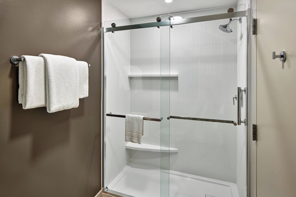غرفة بسرير كينج مع أريكة لذوي الإعاقة، Courtyard by Marriott Philadelphia Langhorne 2/2