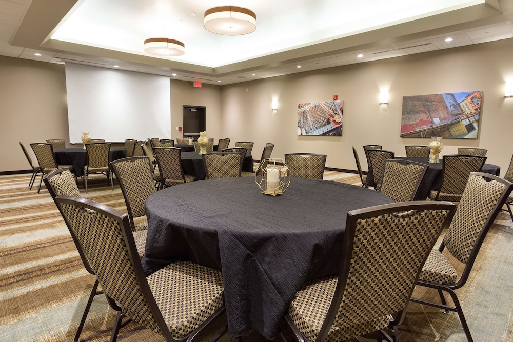 Drury Inn and Suites Louisville North 32/35