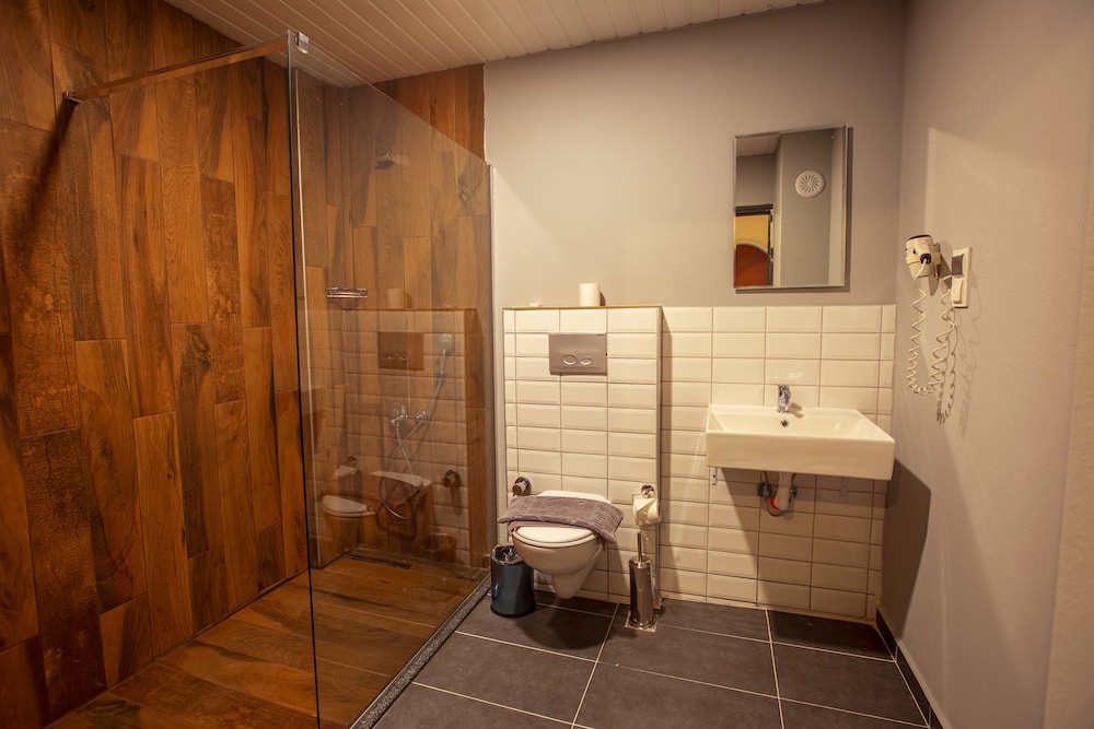 Hma Hotel And Suites 49/50